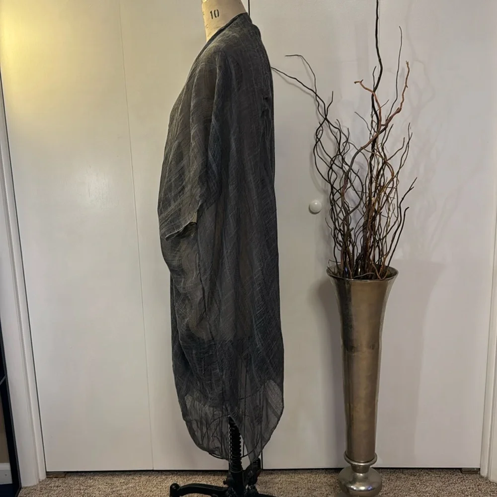 Gray shawl with fringe - Picture 4 of 6